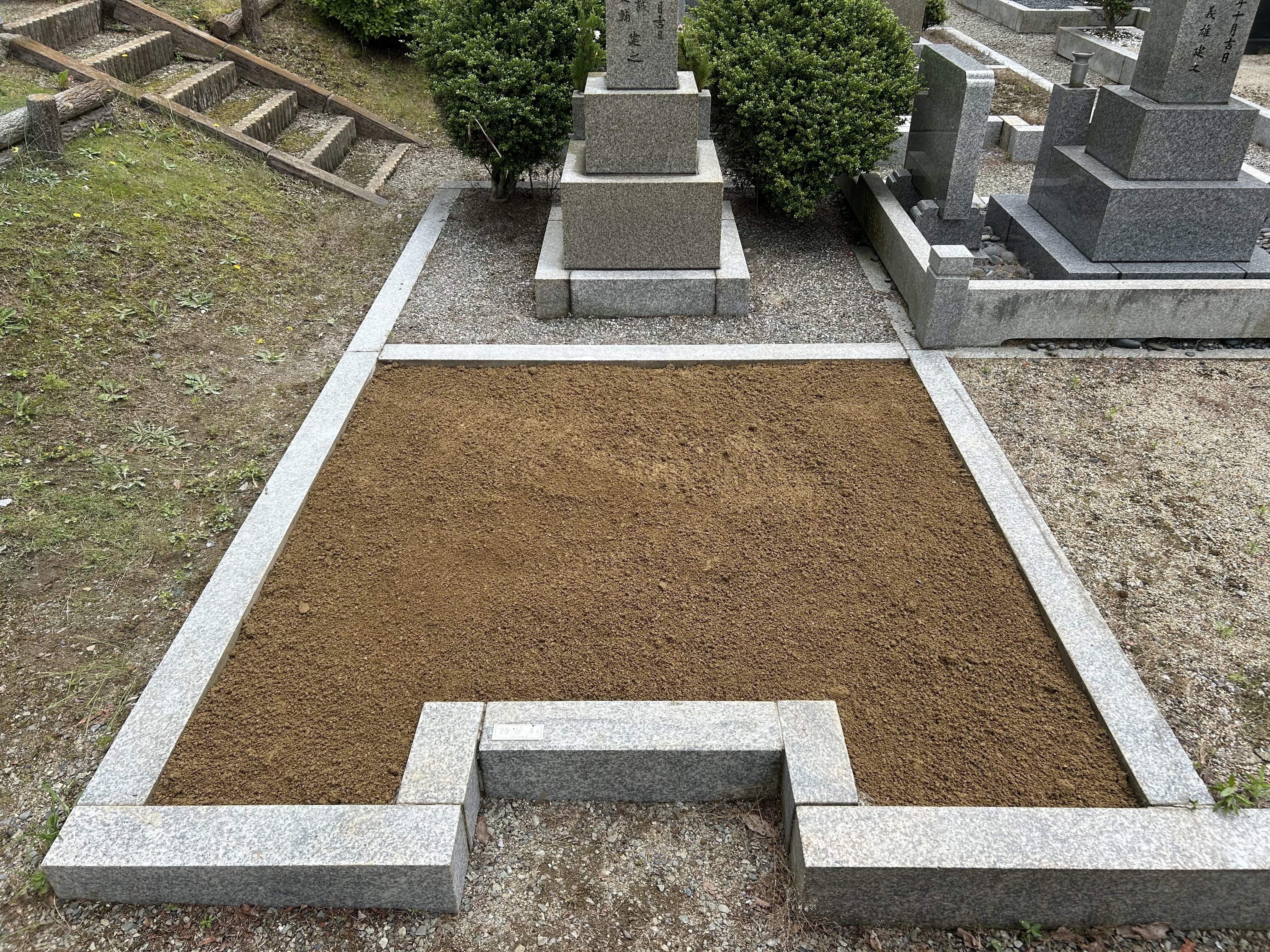 寝屋川市公園墓地の墓じまいは石の櫻彩にお任せ！安心・丁寧・リーズナブルなサポートを提供します。